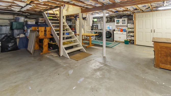 Interior, Washer, Wooden Beams