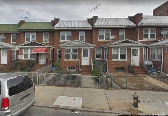 Exterior, Facade, Brick Facade, Rowhouse
