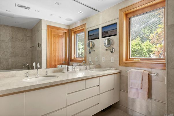 Bathroom, Dual Sink Vanities, Interior, Recessed Lighting