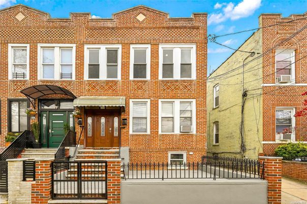 Exterior, Facade, Brick Facade, Rowhouse