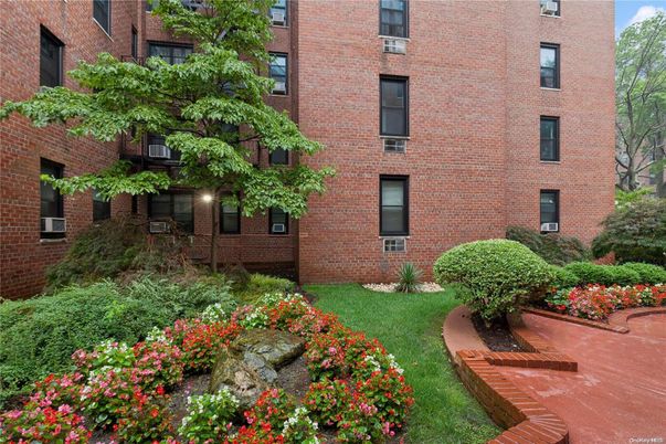 Exterior, Facade, Brick Facade, Rowhouse