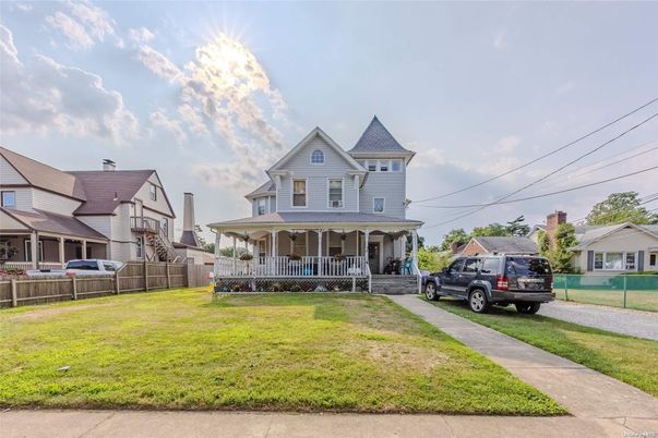 Exterior, Facade, Queen Anne Victorian