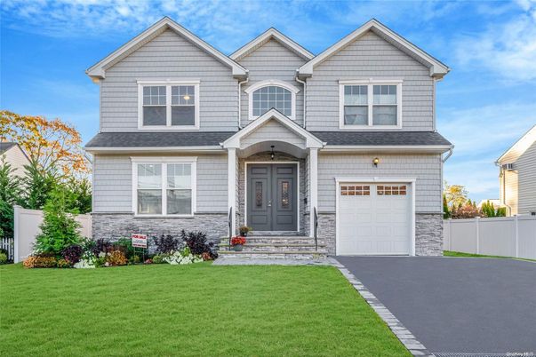 Attached, Exterior, Facade, American Craftsman