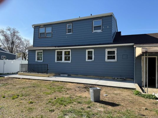 Exterior, Facade, Split Level