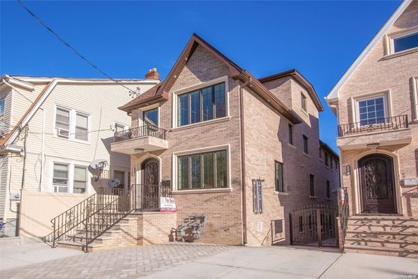 Exterior, Facade, Brick Facade, Rowhouse