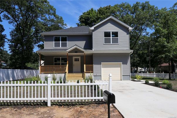 Attached, Exterior, Facade, American Craftsman
