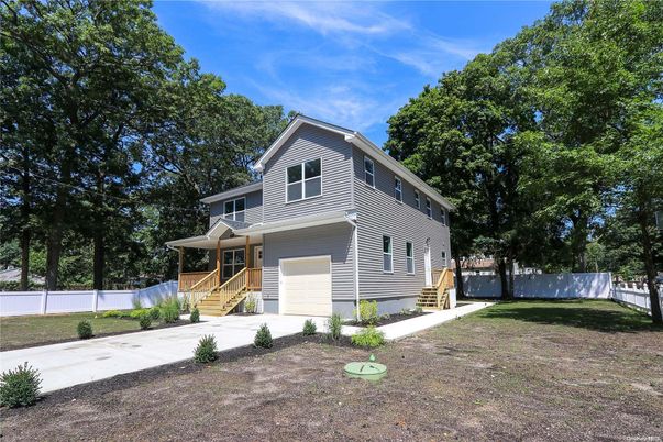 Attached, Exterior, Facade, Queen Anne Victorian
