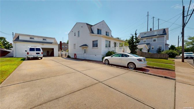 Attached, Exterior, Facade, Rowhouse