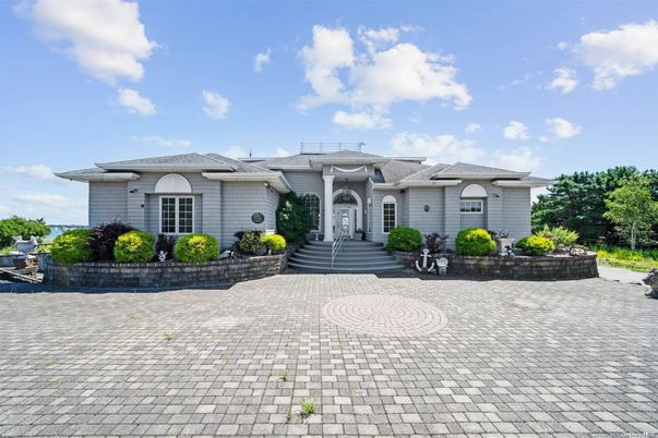 Exterior, Facade, French Provincial