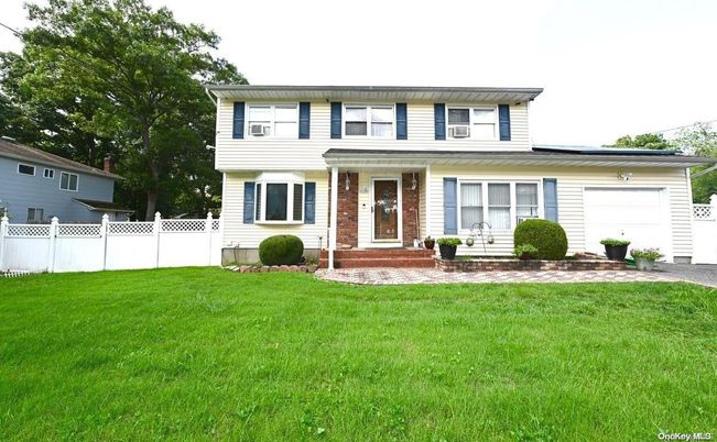 Attached, Exterior, Facade, Brick Facade, American Foursquare