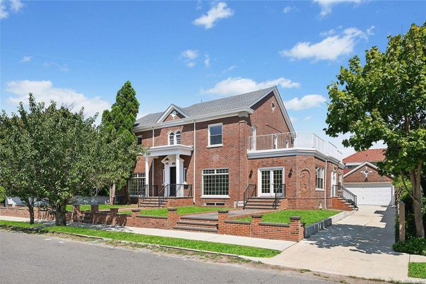 Exterior, Facade, Brick Facade, Georgian