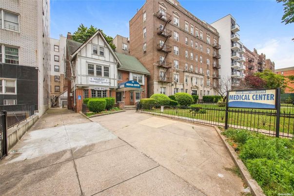 Exterior, Facade, Brick Facade, Rowhouse
