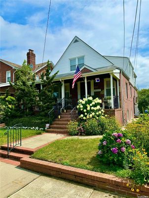 Exterior, Facade, Brick Facade, Queen Anne Victorian