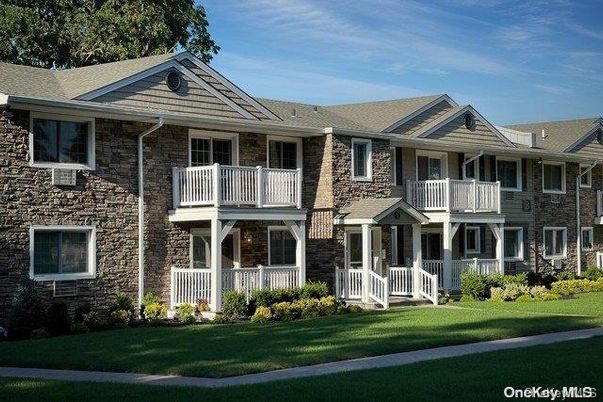Exterior, Facade, Brick Facade, Rowhouse