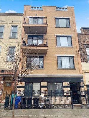 Exterior, Facade, Rowhouse