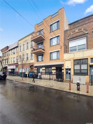 Exterior, Facade, Brick Facade, Rowhouse