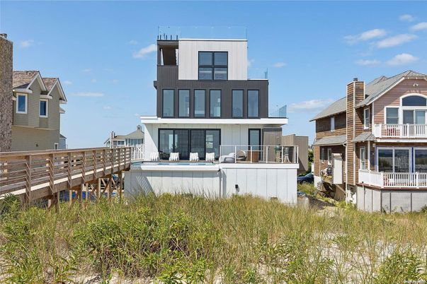 Exterior, Facade, Pool, Modern