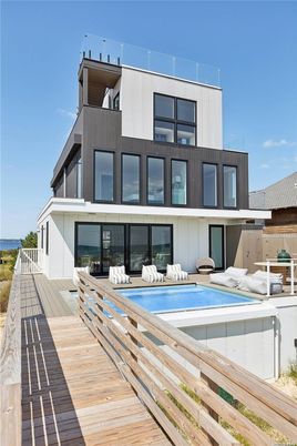 Exterior, Facade, Pool, Modern