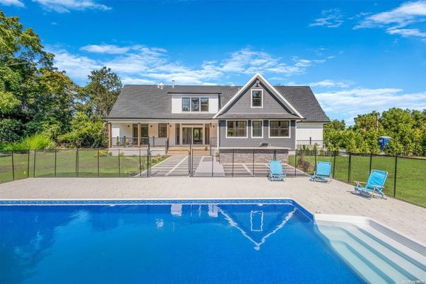 Exterior, Facade, Pool, Farmhouse