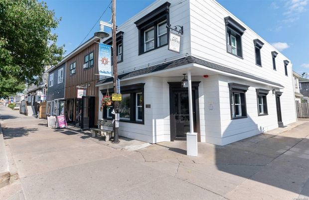 Exterior, Facade, Rowhouse