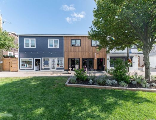 Exterior, Facade, Raised Ranch