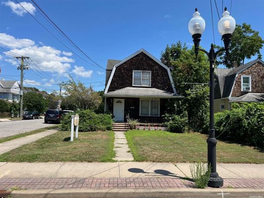 Exterior, Facade, Queen Anne Victorian