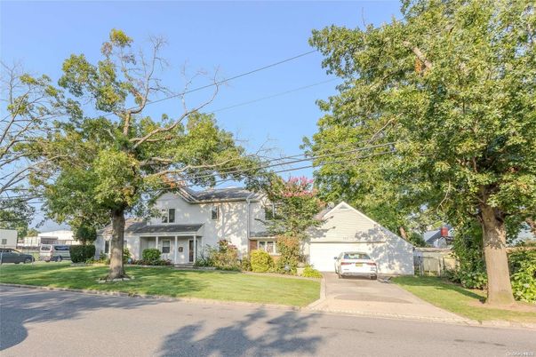 Attached, Exterior, Facade, Queen Anne Victorian
