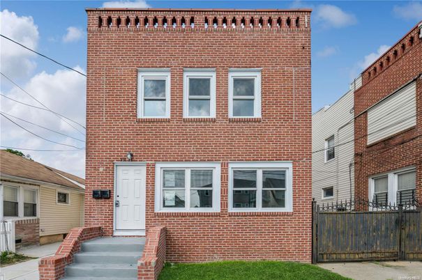 Exterior, Facade, Brick Facade, Rowhouse