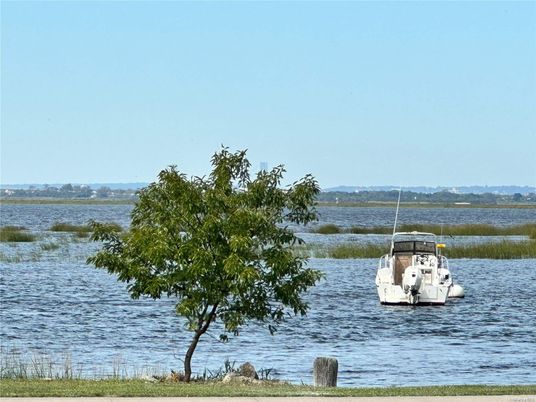 Exterior, Lake