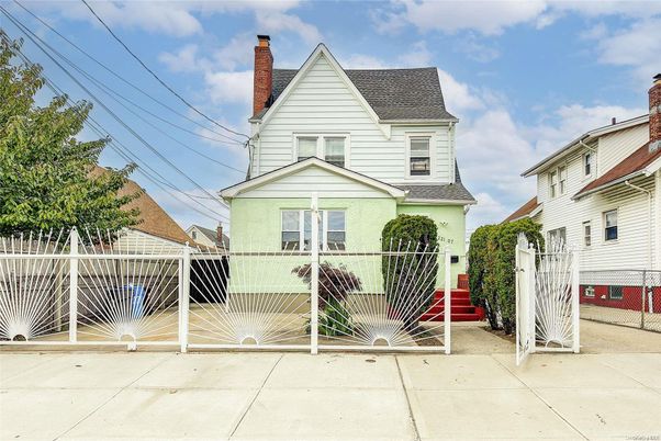 Exterior, Facade, Queen Anne Victorian