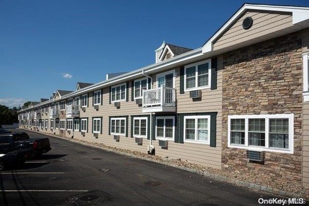 Exterior, Facade, Rowhouse