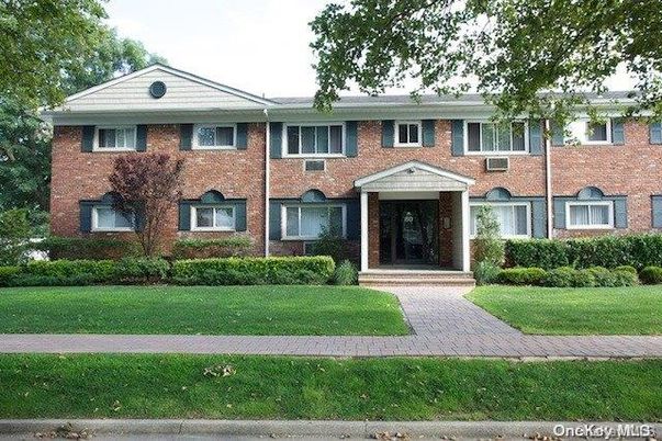 Exterior, Facade, Brick Facade, Georgian