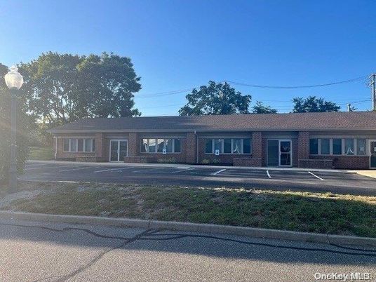 Exterior, Facade, Brick Facade, Ranch