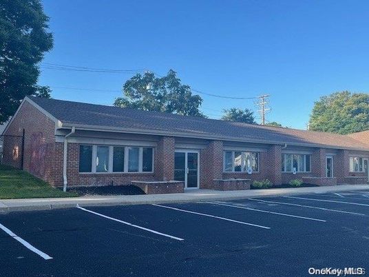 Exterior, Facade, Brick Facade, Ranch