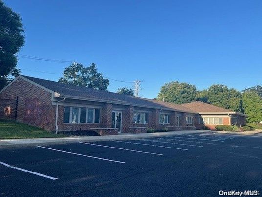 Exterior, Facade, Brick Facade, Ranch