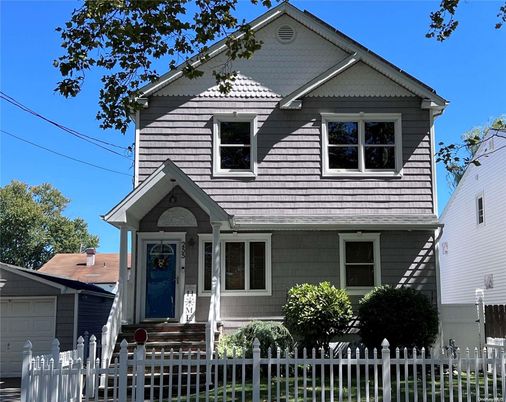 Exterior, Facade, Queen Anne Victorian