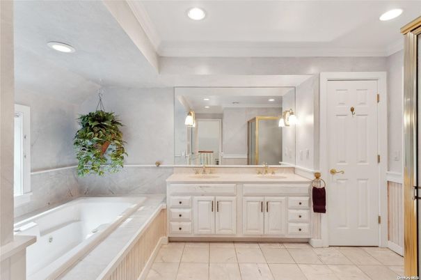 Bathroom, Dual Sink Vanities, Interior, Recessed Lighting