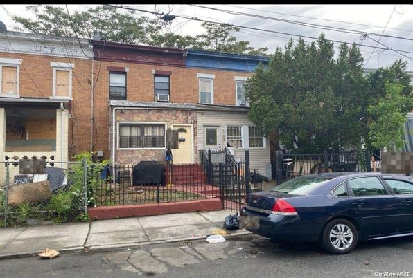 Exterior, Facade, Brick Facade, Rowhouse
