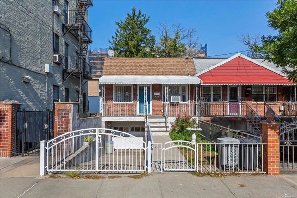 Exterior, Facade, Brick Facade, Rowhouse