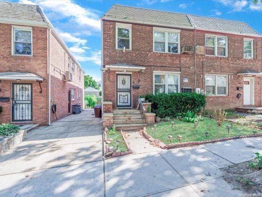 Exterior, Facade, Brick Facade, Rowhouse