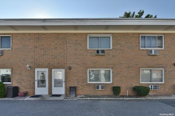 Exterior, Facade, Brick Facade, Rowhouse