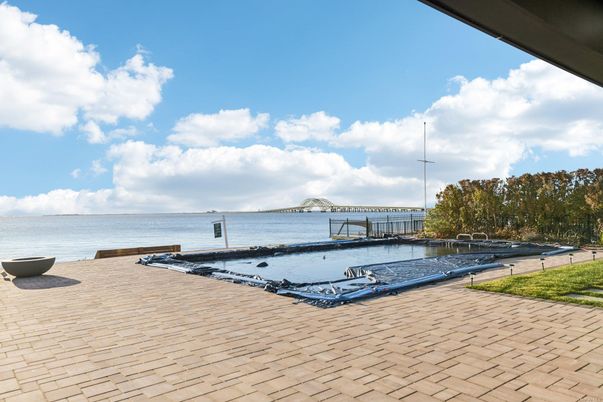 Exterior, Lake