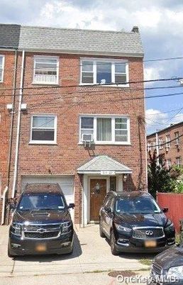 Exterior, Facade, Brick Facade, Rowhouse