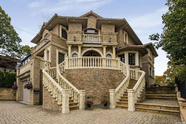 Exterior, Facade, Brick Facade, Queen Anne Victorian