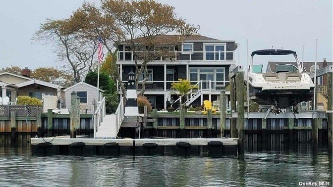 Exterior, Lake