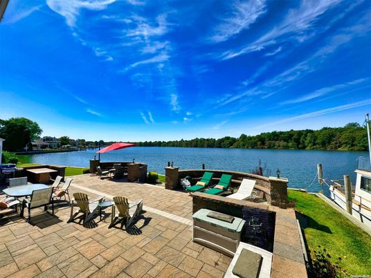 Exterior, Lake