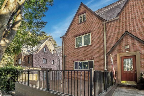 Exterior, Facade, Brick Facade, Rowhouse