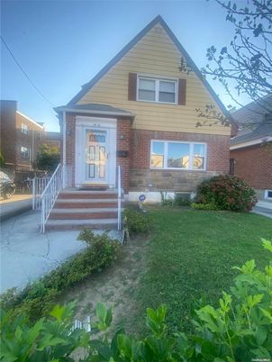 Exterior, Facade, Brick Facade, Queen Anne Victorian