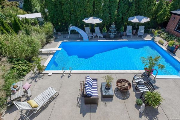 Exterior, Playground, Pool