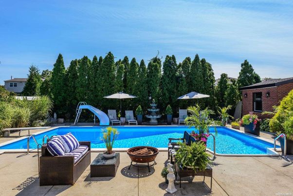 Exterior, Playground, Pool
